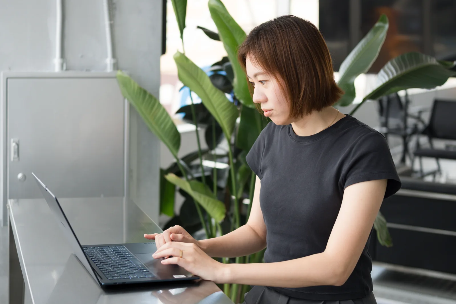 自分専用のAIと仕事を進める社員